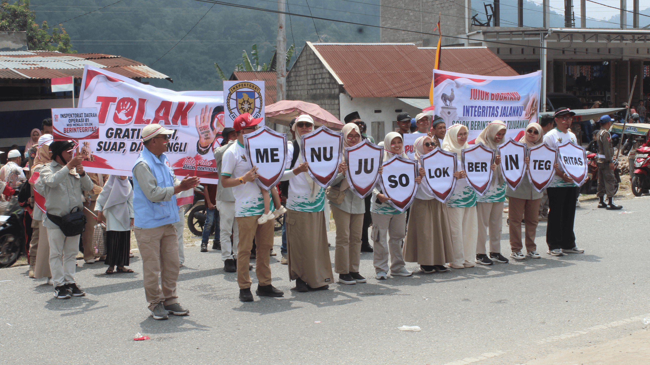 Inspektorat Kabupaten Solok Tampil dengan Usung Tema "Operasi 81" pada Pawai Alegoris 2026