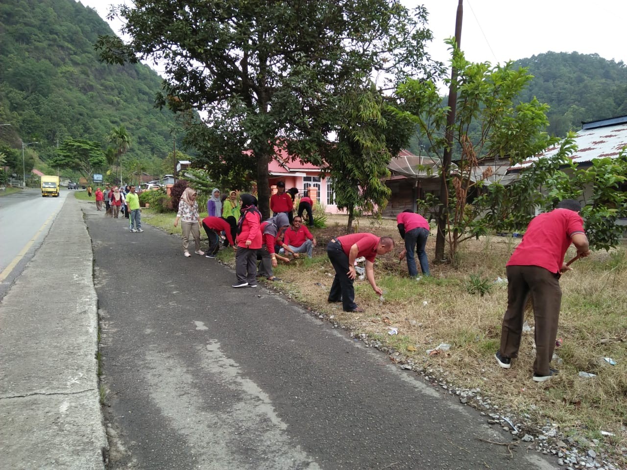 AKSI GORO MASSAL PEMDA KABUPATEN SOLOK DALAM RANGKA MEMPERINGATI WORLD CLEAN UP DAY (WCD)